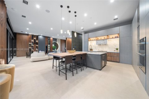 Villa ou maison à vendre à Miami, Floride: 5 chambres, 352.29 m2 № 2259657 - photo 17