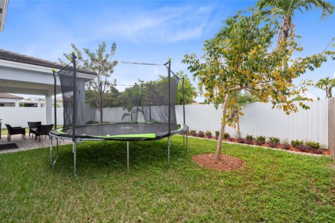 Casa en alquiler en Miami, Florida, 4 dormitorios, 320.42 m2 № 1079146 - foto 1