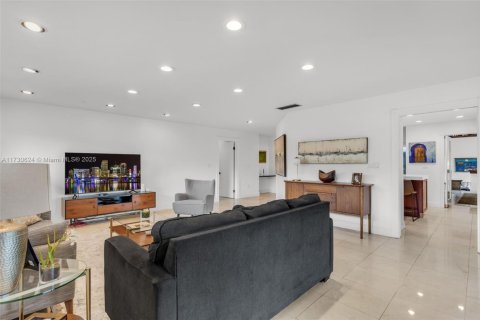 House in Miami, Florida 6 bedrooms, 475.29 sq.m. № 1936024 - photo 16