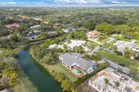 House in Miami, Florida 6 bedrooms, 475.29 sq.m. № 1936024 - photo 4