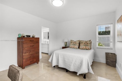 House in Miami, Florida 6 bedrooms, 475.29 sq.m. № 1936024 - photo 27
