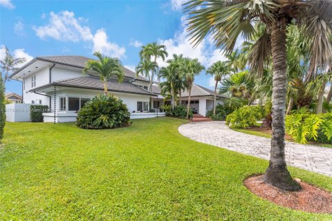 House in Miami, Florida 6 bedrooms, 475.29 sq.m. № 1936024 - photo 1