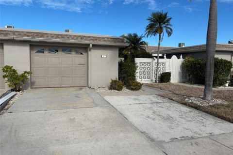 Condo in Saint Petersburg, Florida, 2 bedrooms  № 1555249 - photo 1