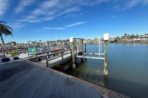 Condo in Saint Petersburg, Florida, 2 bedrooms  № 1555249 - photo 2