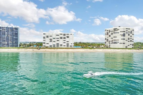 Condo in Jensen Beach, Florida, 2 bedrooms  № 1099003 - photo 1