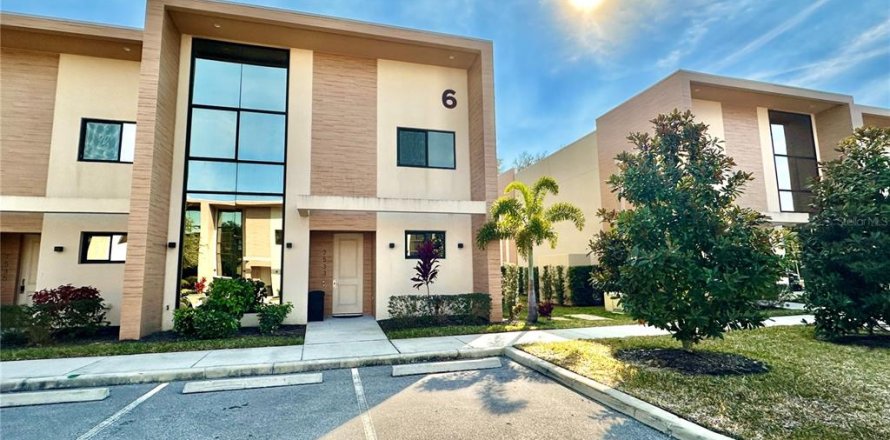 Adosado en Kissimmee, Florida 4 dormitorios, 218.88 m2 № 2347801