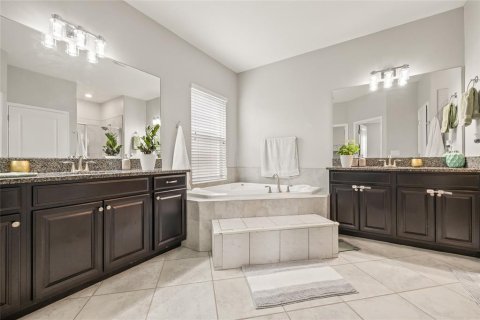 House in Land O' Lakes, Florida 5 bedrooms, 350.52 sq.m. № 1679214 - photo 24