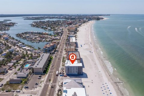 Condo in Madeira Beach, Florida, 2 bedrooms  № 1755481 - photo 24