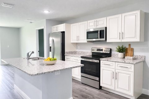 House in DeLand, Florida 3 bedrooms, 117.99 sq.m. № 2430483 - photo 3