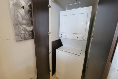 Condo in Hallandale Beach, Florida, 1 bedroom  № 1888822 - photo 29