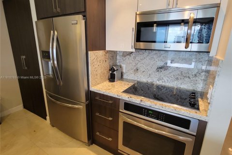 Condo in Hallandale Beach, Florida, 1 bedroom  № 1888822 - photo 15