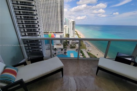Condo in Hallandale Beach, Florida, 1 bedroom  № 1888822 - photo 17
