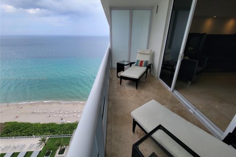 Condo in Hallandale Beach, Florida, 1 bedroom  № 1888822 - photo 21