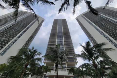Condo in Hallandale Beach, Florida, 1 bedroom  № 1888822 - photo 2