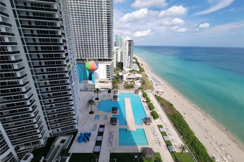 Condo in Hallandale Beach, Florida, 1 bedroom  № 1888822 - photo 16