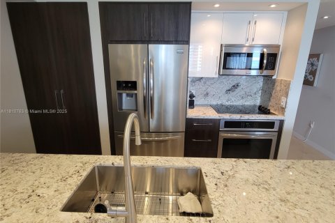 Condo in Hallandale Beach, Florida, 1 bedroom  № 1888822 - photo 27