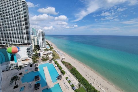 Condo in Hallandale Beach, Florida, 1 bedroom  № 1888822 - photo 1