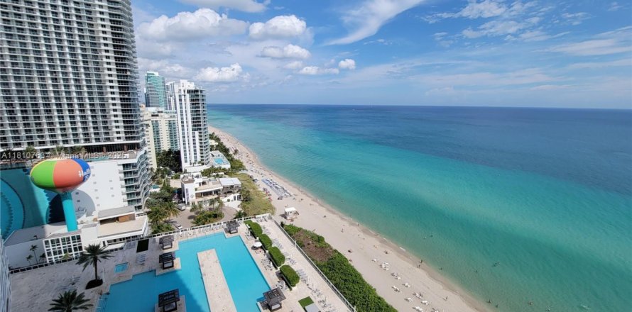 Condo in Hallandale Beach, Florida, 1 bedroom № 1888822