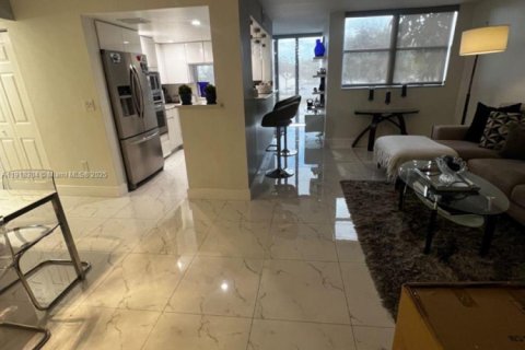 Снять в аренду квартиру в Майами, Флорида 2 спальни, 100.89м2, № 1973056 - фото 2
