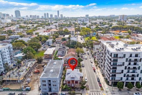 Commercial property in Miami, Florida № 1994156 - photo 1