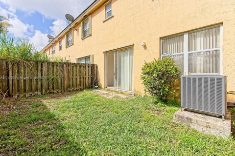 Townhouse in Homestead, Florida 3 bedrooms, 135.27 sq.m. № 1693439 - photo 23