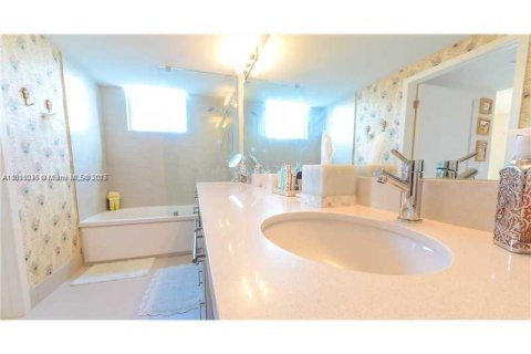 Купить кондоминиум в Майами-Бич, Флорида 3 спальни, 155.05м2, № 1949404 - фото 13