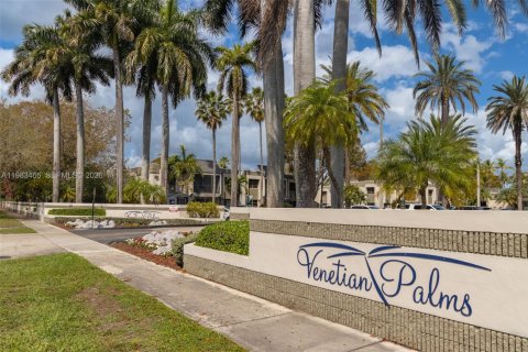 Кондоминиум с 2 спальнями в Майами, Флорида № 2050260