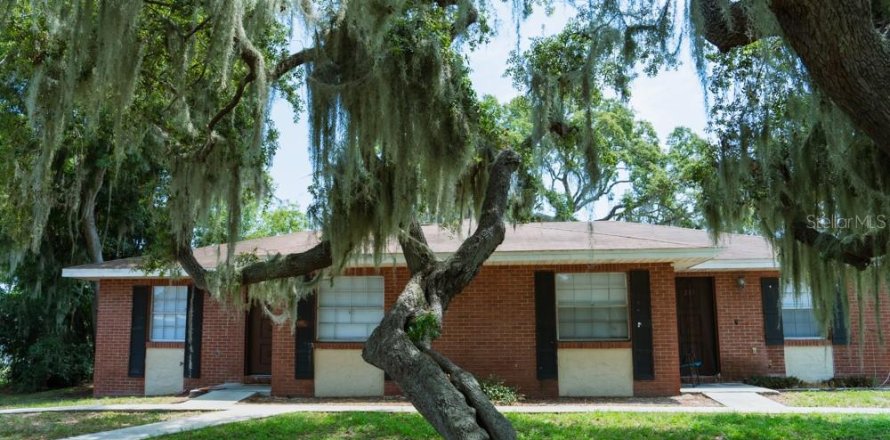 Commercial property in Auburndale, Florida 4 bedrooms, 172.8 sq.m. № 1757920