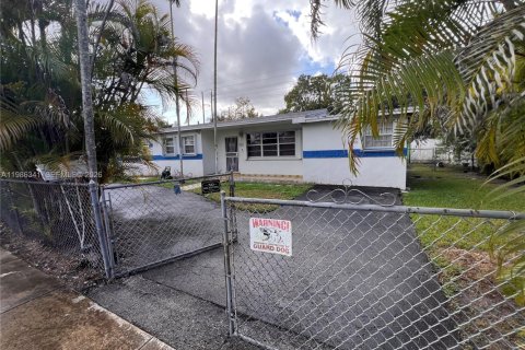 Купить виллу или дом в Майами, Флорида 3 спальни, 147.71м2, № 2048430 - фото 2