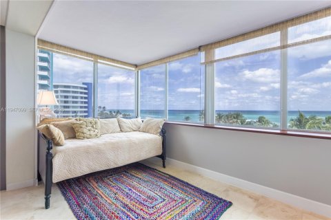 Condo in Miami Beach, Florida, 2 bedrooms  № 2003259 - photo 5