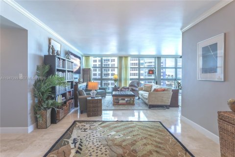 Condo in Miami Beach, Florida, 2 bedrooms  № 2003259 - photo 2