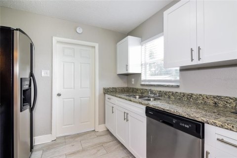 House in Tampa, Florida 4 bedrooms, 110.37 sq.m. № 1824945 - photo 7