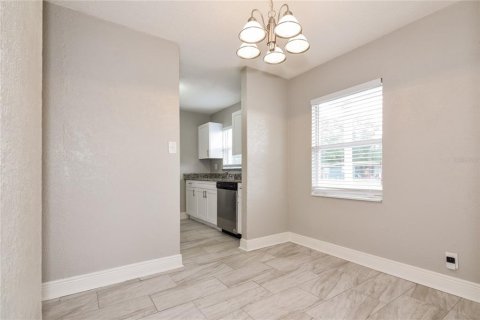 House in Tampa, Florida 4 bedrooms, 110.37 sq.m. № 1824945 - photo 5