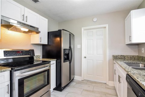 House in Tampa, Florida 4 bedrooms, 110.37 sq.m. № 1824945 - photo 6