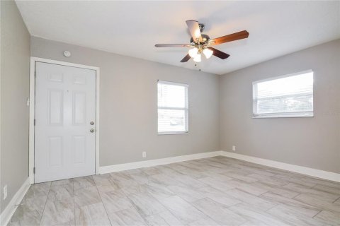 House in Tampa, Florida 4 bedrooms, 110.37 sq.m. № 1824945 - photo 3