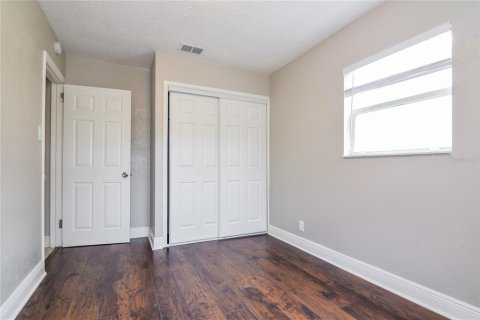 House in Tampa, Florida 4 bedrooms, 110.37 sq.m. № 1824945 - photo 13