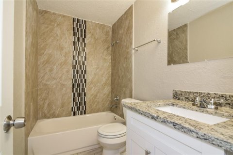 House in Tampa, Florida 4 bedrooms, 110.37 sq.m. № 1824945 - photo 11