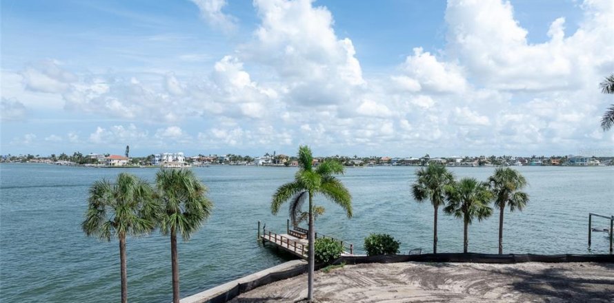Land in Treasure Island, Florida № 2094031