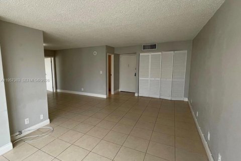 Condominio en alquiler en Sunny Isles Beach, Florida, 1 dormitorio, 71.26 m2 № 2011282 - foto 4