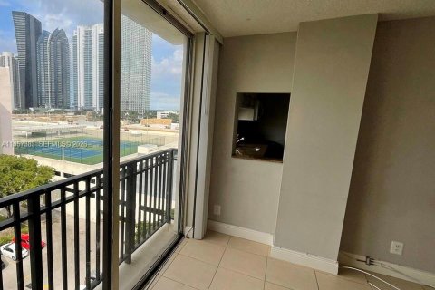 Condominio en alquiler en Sunny Isles Beach, Florida, 1 dormitorio, 71.26 m2 № 2011282 - foto 2