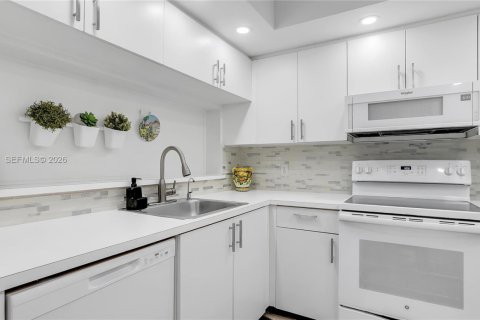 Condo in Pembroke Pines, Florida, 2 bedrooms  № 2064837 - photo 15