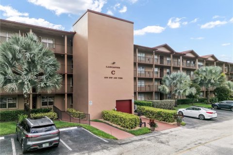 Condo in Pembroke Pines, Florida, 2 bedrooms  № 2064837 - photo 29