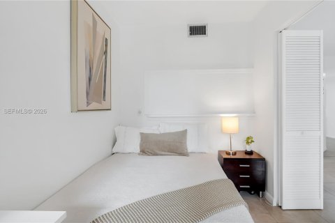 Condo in Pembroke Pines, Florida, 2 bedrooms  № 2064837 - photo 11