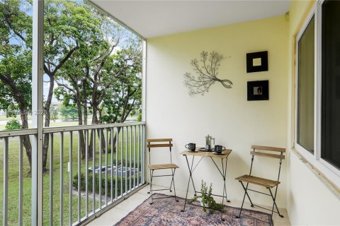 Condo in Pembroke Pines, Florida, 2 bedrooms  № 2064837 - photo 22
