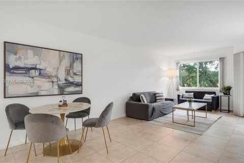 Condo in Pembroke Pines, Florida, 2 bedrooms  № 2064837 - photo 17