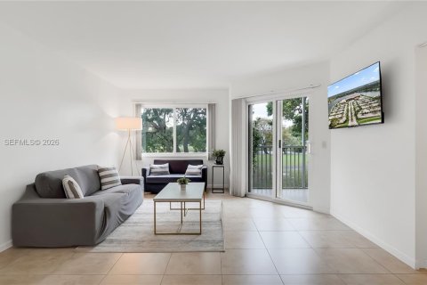 Condo in Pembroke Pines, Florida, 2 bedrooms  № 2064837 - photo 18