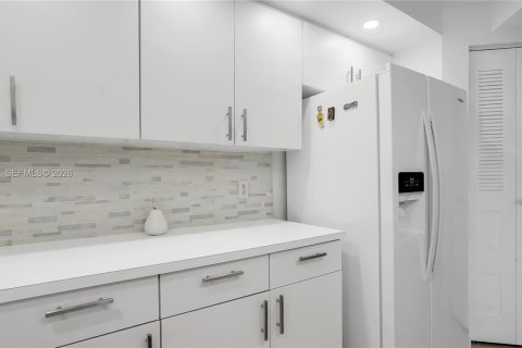 Condo in Pembroke Pines, Florida, 2 bedrooms  № 2064837 - photo 13