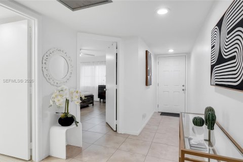 Condo in Pembroke Pines, Florida, 2 bedrooms  № 2064837 - photo 7