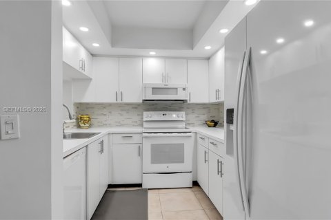 Condo in Pembroke Pines, Florida, 2 bedrooms  № 2064837 - photo 16