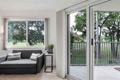 Condo in Pembroke Pines, Florida, 2 bedrooms  № 2064837 - photo 21